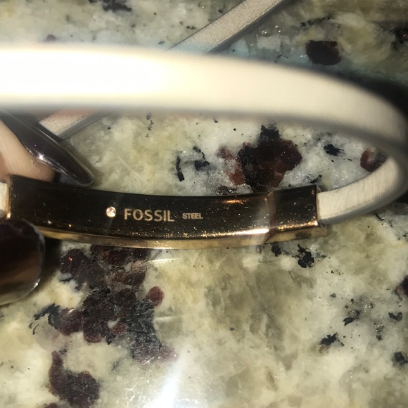 FOSSIL LEATHER WRAP AROUND BRACELET - Picture 2 of 2